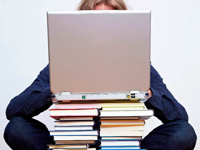 Eine Möglichkeit: Via Computer über Lieblingsbücher diskutieren. | Foto: Robert Kneschke/fotolia.com Eine Möglichkeit: Via Computer über Lieblingsbücher diskutieren. | Foto: Robert Kneschke/fotolia.com