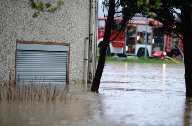 Im Mai des vergangenen Jahres bedrohte...er  Hochwasser  dieses Haus in Elzach.  | Foto: Patrick Seeger/DPA