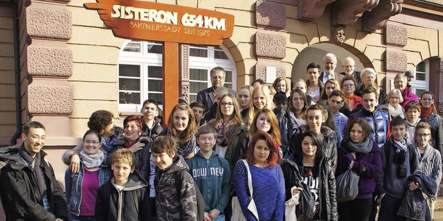 Gruppenfoto von Gastgebern und Gsten ...weiser vor dem Rathaus in Herbolzheim.  | Foto: Ilona Hge