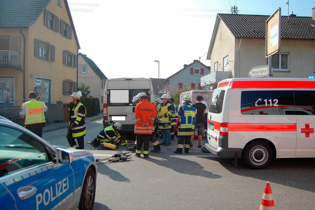 Die Feuerwehr musste den Unfallwagen p...erletzte Radfahrerin bergen zu knnen.  | Foto: Feuerwehr