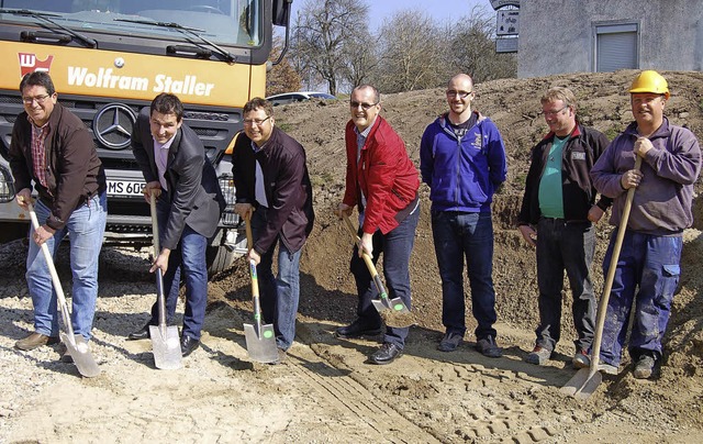 Beim Spatenstich: Bauleiter Markus Hil...taller und Vorarbeiter Reiner Gantert.  | Foto: Renk