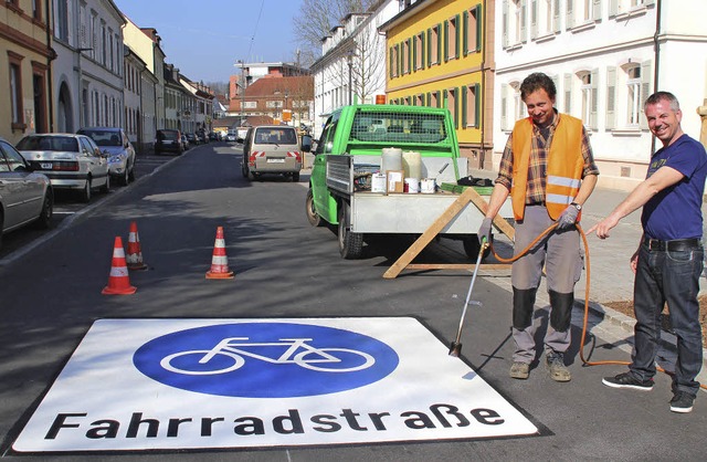 Emmendingens erste Fahrradstrae: Diet... Piktogramms in der Karl-Bautz-Strae.  | Foto: Weiher, Stadtverwaltung