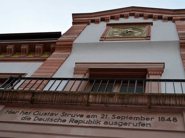Von diesem Balkon rief Gustav Struve 1848 die Demokratie aus.  | Foto: Nikolaus Trenz
