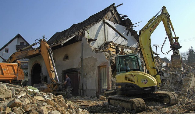 Das alte Bauernhaus an der Ecke Schall...ener Strae wird derzeit abgebrochen.   | Foto: Horst Donner
