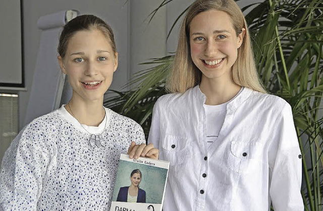 Giulia und Jill Enders mit ihrem Buch ...s Burda-Medienparks vorgestellt haben.  | Foto: Geppert Lisa