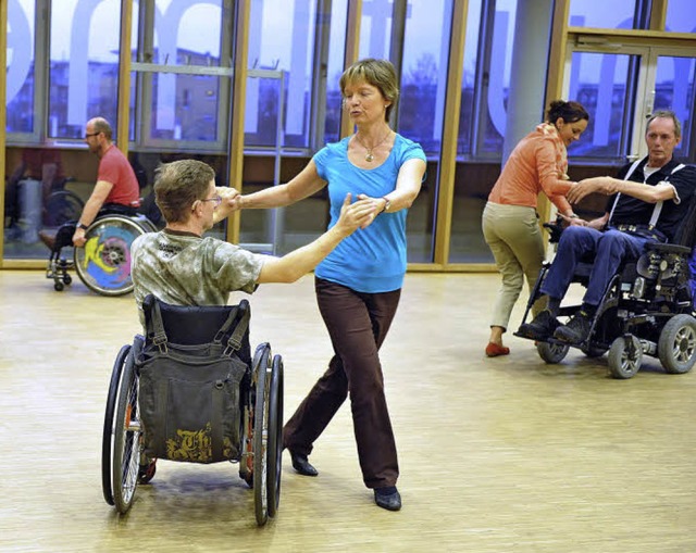 Tanzlehrerin Astrid Schreiber (blaues ...Kursstunden im &#8222;Glashaus&#8220;.  | Foto: Rita Eggstein