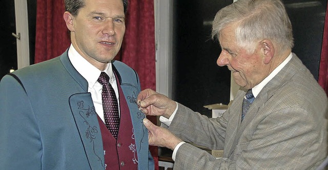 Fritz Sacherer (links) wurde fr seine...kverbandes Georg Opitz ausgezeichnet.   | Foto: Herbert Trogus