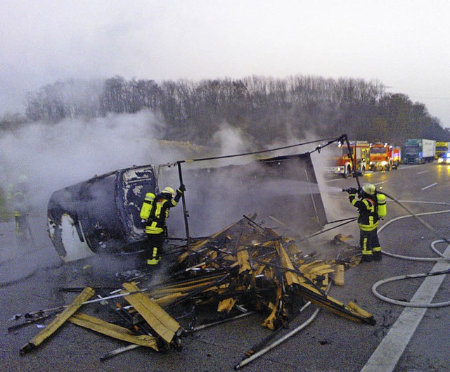 Kleinlaster brennt auf der A 5 zwischen Offenburg und Fahrtrichtung Lahr aus  | Foto: Bild honorarfrei