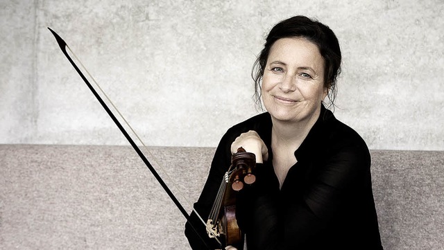 Hier mit Barockbogen und -violine: Christine Busch  | Foto: Sven Cichowicz