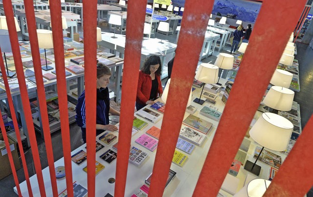 Bcher und Lichter am Stand der Schweiz auf der Leipziger Buchmesse  | Foto: dpa