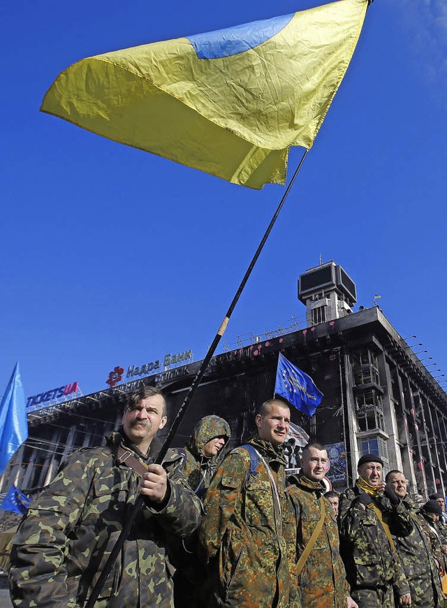 Selbstverteidigungskrfte auf dem Maidan in Kiew   | Foto: DPA