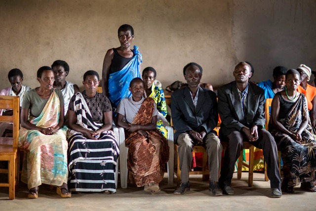 Schwierige Vershnung: Dorfversammlung in Nyakagezi  | Foto: Thomas Imo/photothek.net