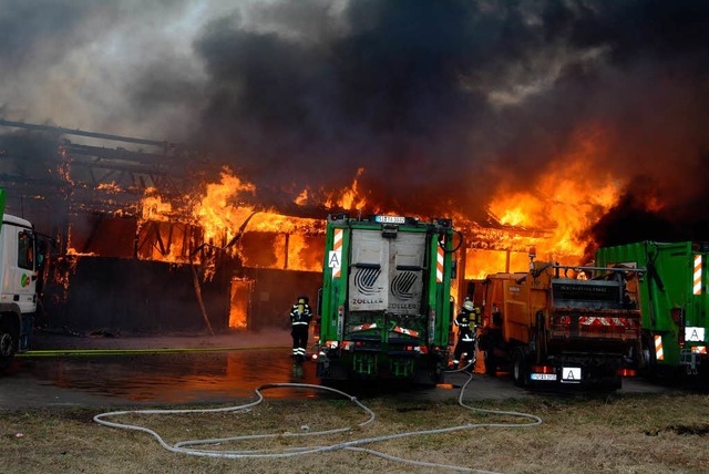 Die Feuerwehr war mit 100 Einsatzkrften vor Ort.  | Foto: Martin Ganz