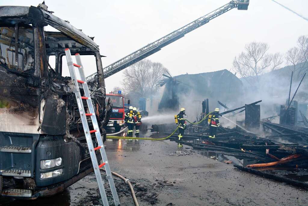 Die Autowerkstatt wurde durch den Brand vllig zerstrt. Anwohner werden gebeten Fenster und Tren geschlossen zu halten.