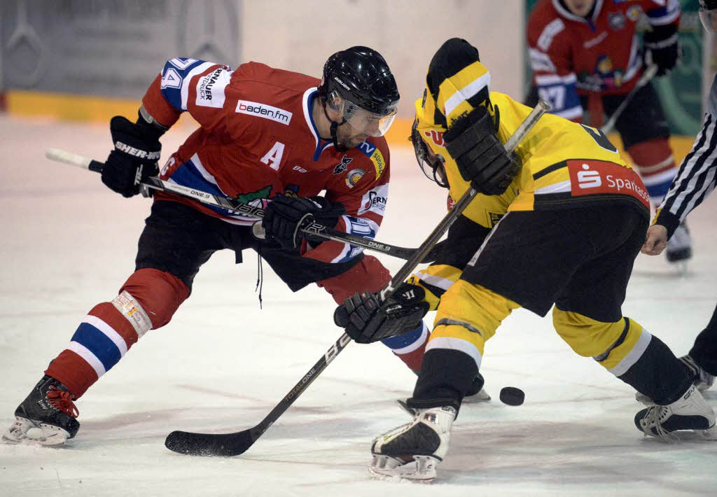 Der EHC Freiburg ist in den Playoffs weiter auf Erfolgskurs. Im ersten Halbfinalspiel bezwangen die Wlfe den EC Bad Tlz mit 4:3.