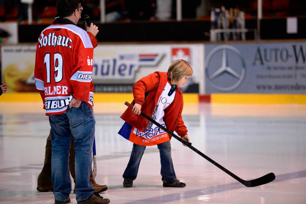 Der EHC Freiburg ist in den Playoffs weiter auf Erfolgskurs. Im ersten Halbfinalspiel bezwangen die Wlfe den EC Bad Tlz mit 4:3.