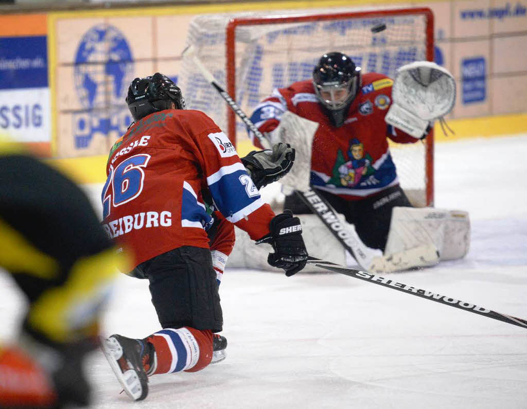 Der EHC Freiburg ist in den Playoffs weiter auf Erfolgskurs. Im ersten Halbfinalspiel bezwangen die Wlfe den EC Bad Tlz mit 4:3.