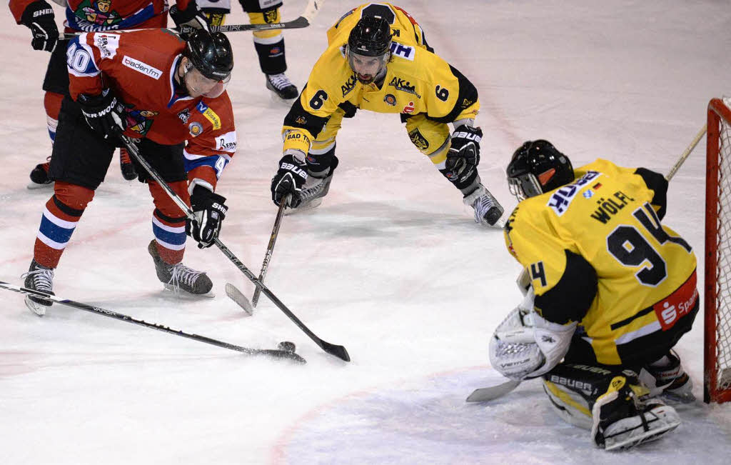 Der EHC Freiburg ist in den Playoffs weiter auf Erfolgskurs. Im ersten Halbfinalspiel bezwangen die Wlfe den EC Bad Tlz mit 4:3.