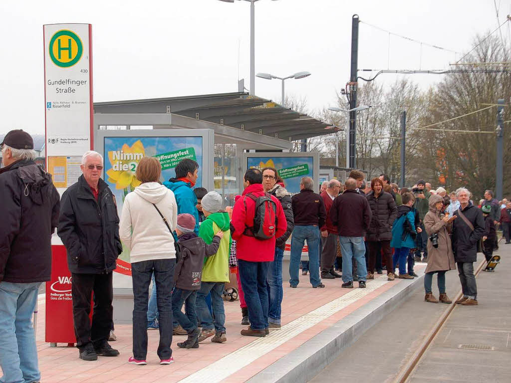 Warten auf die erste offizielle Tram an der Endhaltestelle in Gundelfingen
