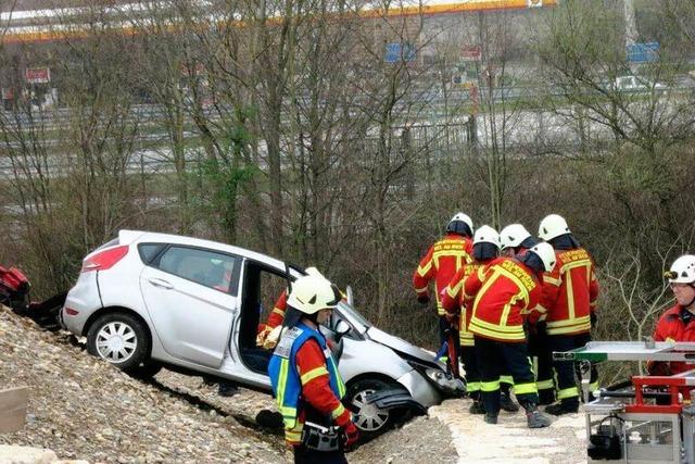 Autofahrer stürzt 24-Meter-Hang herunter – tot