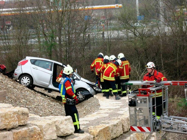 Der Fahrer musste von der Feuerwehr aus seinem Auto befreit werden.  | Foto: Privat