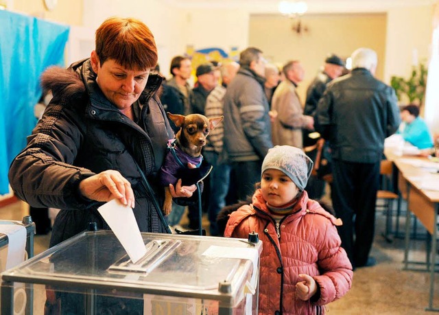Das umstrittene Krim-Referendum hat mit regem Zulauf ruhig begonnen.  | Foto: AFP