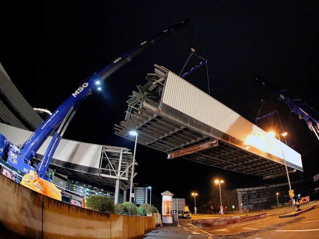 Das erste Teil der Burda-Brcke schweb...r der Hauptstrae. Gewicht: 90 Tonnen.  | Foto: Susanne Gilg, mcsquare