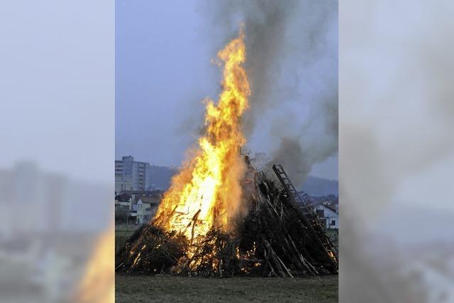 Feurige Scheiben fliegen in die Nacht