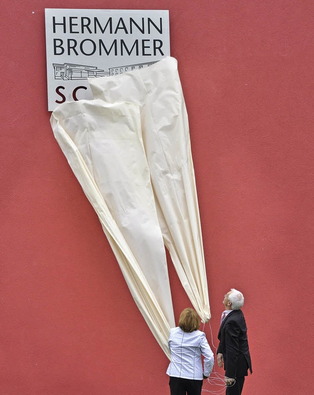 Hauruck: Hier wird die Tafel mit dem n...st nun nach Hermann Brommer benannt.    | Foto: Julius Steckmeister