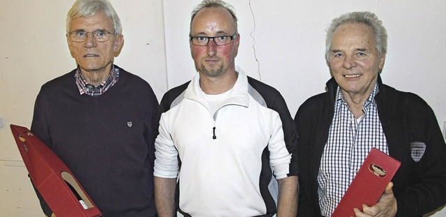 Die Grndungsmitglieder der Sportangle...en  von Bernd Kowalke (Mitte) geehrt.   | Foto: horst david