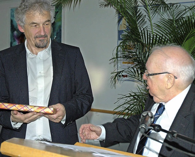 Heinz Schleyer (rechts), der als frhe...Heimleiter Hans Kaufmann ein Geschenk.  | Foto: Regine Ounas-Krusel