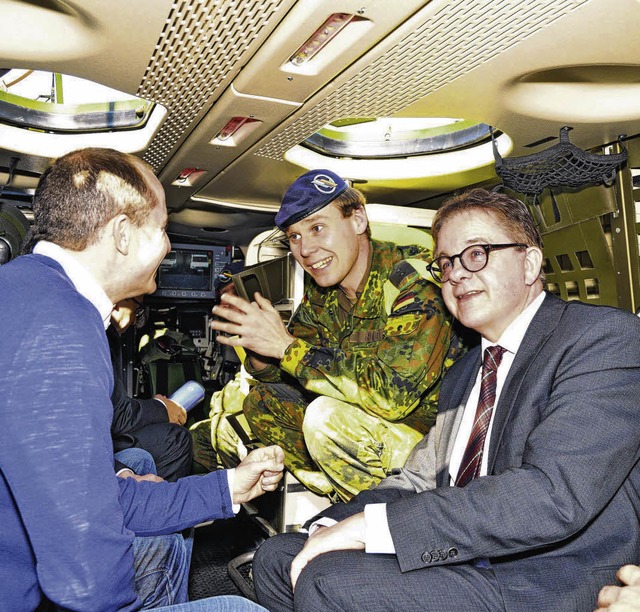 Landtagsprsident Guido Wolf (rechts) ...he das Panzerfahrzeug Boxer erklren.   | Foto: Faigle