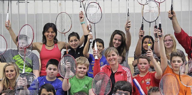 Hoch die Schlger: Die Badminton AG de... die Nachhilfe der  beiden Champions.   | Foto: Monika Weber