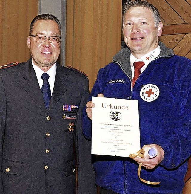 (pic) Manfred Rotzinger (links) berre...nadel mit Urkunde.Foto: Stefan Pichler  | Foto: Stefan Pichler