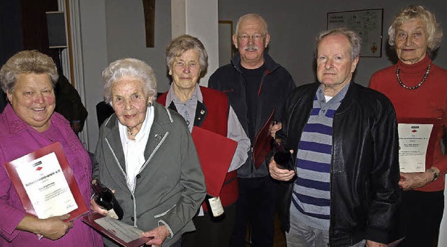 Ein halbes Jahrhundert Mitglied: Brigi...idtner und  Edith Griebel (von links).  | Foto: Paul Schleer