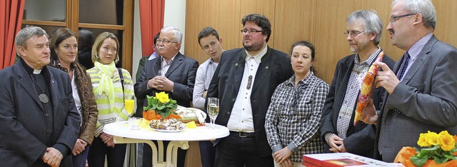 Das gute Miteinander der politischen G... Ivan Hoyanic (links) mit Geschenken.   | Foto: Cornelia Liebwein