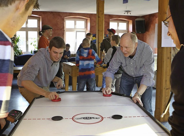 Auch Brgermeister Armin Roesner kmpfte um den Sieg, hier beim Air-Hockey.   | Foto: Christoph Breithaupt