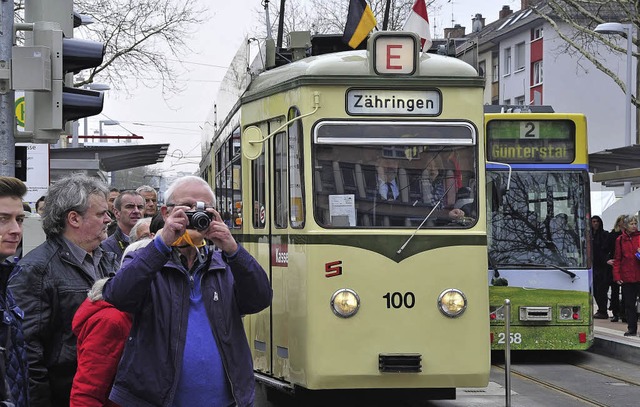 Erinnerungsfoto: Am Rand der Strecke w...; die alte (links) und die neue Bahn.   | Foto: Thomas Kunz