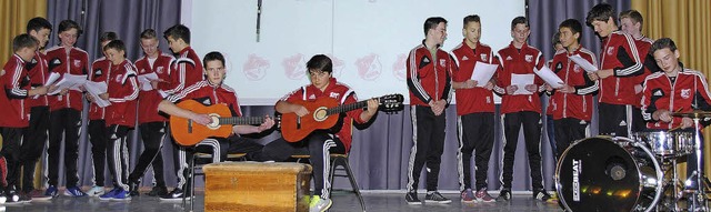 Die C1-Jugend des TuS Binzen sang ein Loblied auf ihre Trainer.   | Foto: Norbert Sedlak
