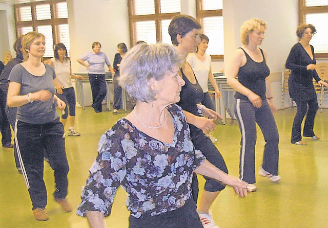 Wichtiger als der Takt ist zuerst der Spa bei Zumba mit Maureen Hermoso.   | Foto: Jutta Rogge