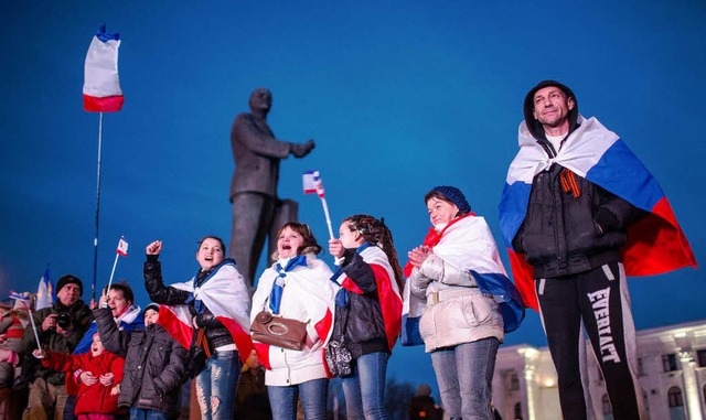 Moskautreue Bewohner der Krim jubeln a...em Lenin-Platz in Simferopol, Ukraine.  | Foto: dpa