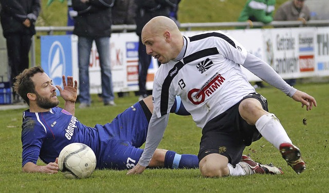 Mario Ketterer (rechts), der in der ko...rung und bereitete den Ausgleich vor.   | Foto: Marc Schmerbeck