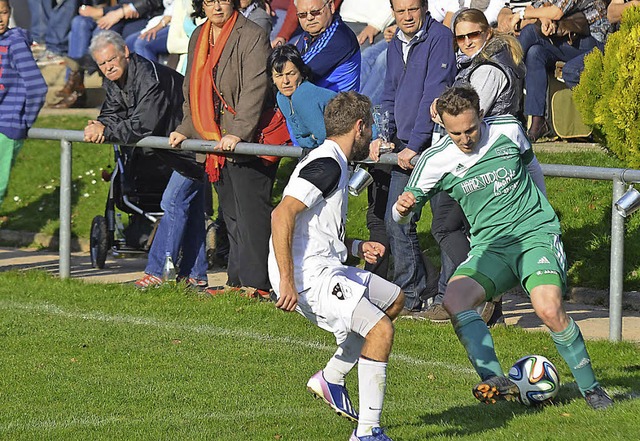 Aus dem Tritt geraten: Der Freiburger ...Wittlinger Patrick Schneider (links).   | Foto: Hannes Schuster