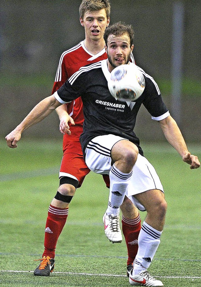 Eng am Mann: Benedikt Nickel (hinten, ...kamp (SV 08 Laufenburg) auf die Pelle.  | Foto: Meinrad Schn