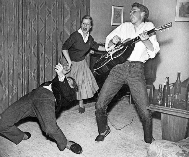 Mit seinen Freunden rockt Peter Kraus ... 1956 in einem  Wohnzimmer in Mnchen.  | Foto: DPA