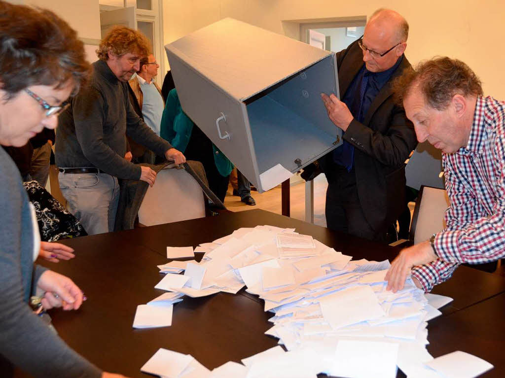 Impressionen von der Wahlauszhlung im Rathaus und der anschlieenden Feier in der Schnberghalle.