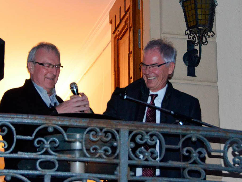 Gerd Muser (links) verkndet das Ergebnis auf der Treppe des Schlosses