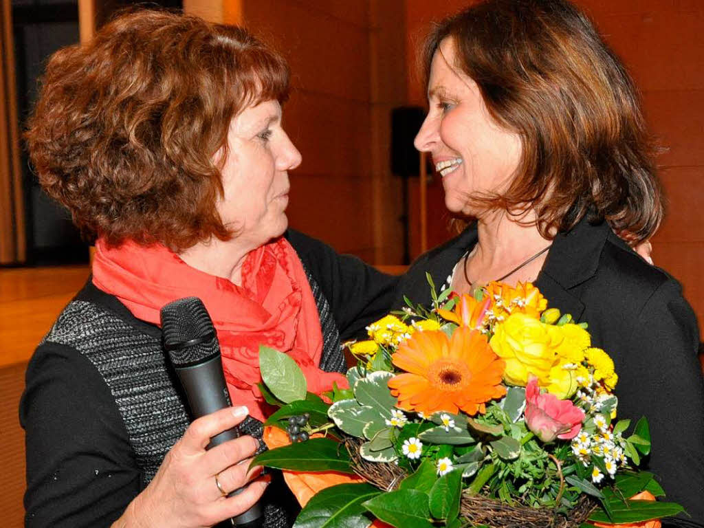 Blumen fr Rainer Mosbachs Lebensgefhrtin Wera Ortmeier (rechts) von Gemeindertin Eveline Jenne, die die Wahlparty moderiert