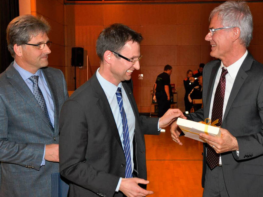 Jrg Czybulka (links) und Markus Riesterer gratulieren dem Kollegen Rainer Mosbach.