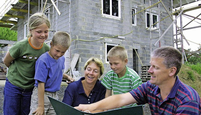 Diese Familie freut sich auf ihr neues... verstrkt Einfamilienhuser gebaut.    | Foto: Bauwirtschaft BW